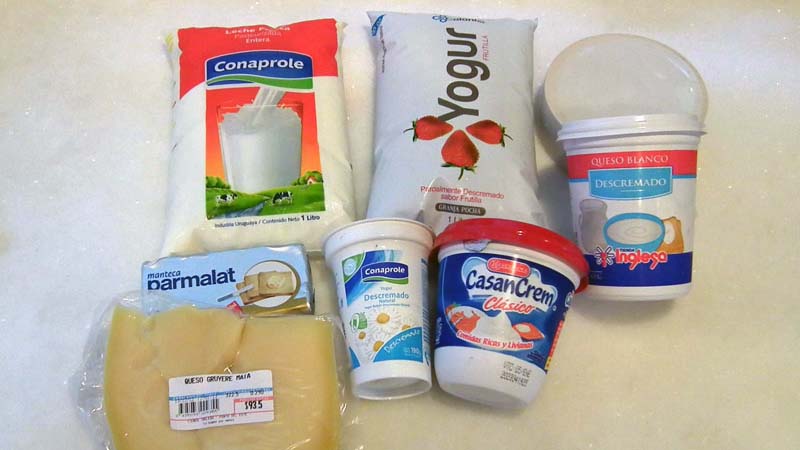 Frische Milch und Erdbeer-Joghurt im Schlauchbeutel, Magerquark, Butter, Käse, Joghurt im Becher (ohne Zucker!) und eine Art Creme fraîche