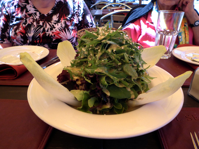 Salat mit Senf-Dressing
