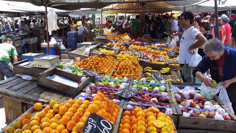 Obst-/Gemüsestand (Orangen waren im Angebot 3 kg für 60 Pesos = 2,40 Euro)