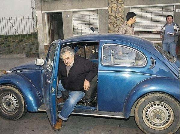 Pepe mit seinem Auto, das er nicht gegen einen teuren Dienstwagen eintauschen möchte