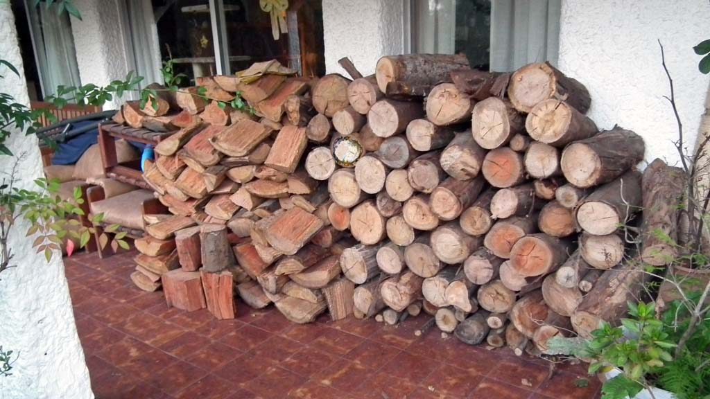 Unsere am Montag gelieferte Tonne Holz, je 500 kg Astillos (links) und Rolos (rechts)