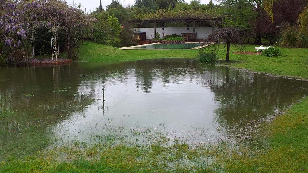 Land unter in Solis. EinTeich vorm Pool.