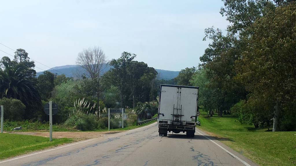 Auf dem Weg nach Las Toscas.  Die Neigung wurde durch geschicktes Beladen gut ausgeglichen.