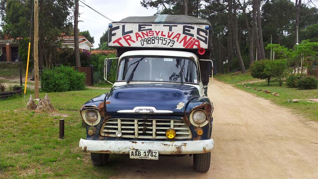 Das Auto gehört dem Pancho-Verkäufer auf der Feria Pinamar