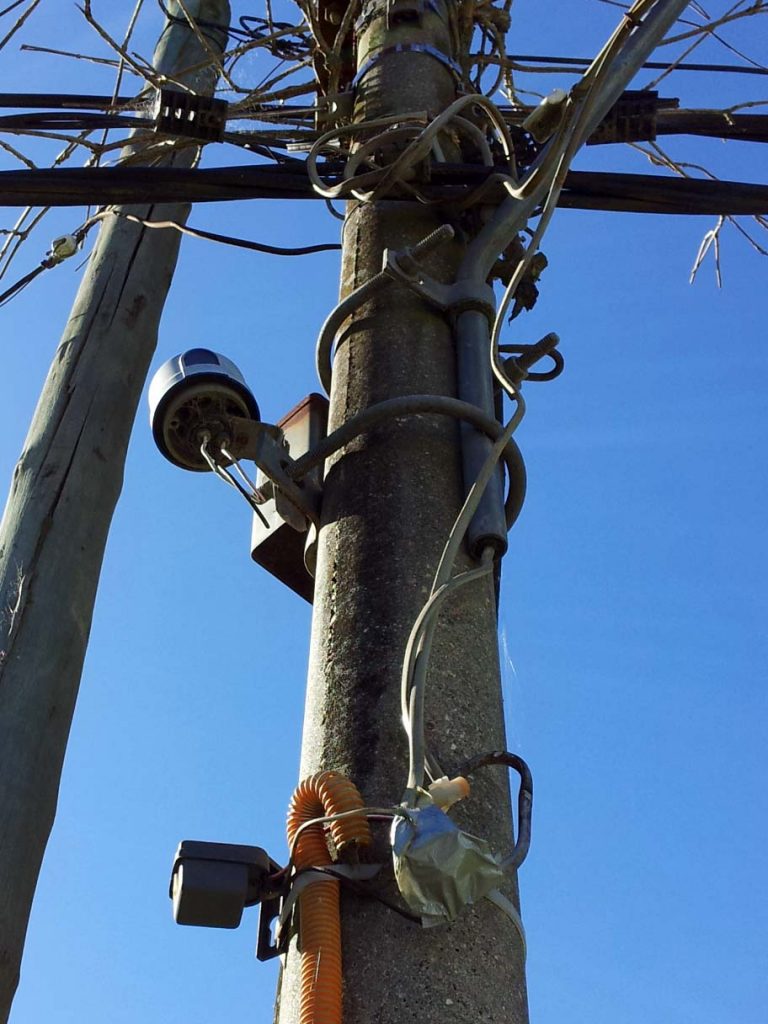 Außenverdrahtung für Licht und Tor-Motor am Strommast.