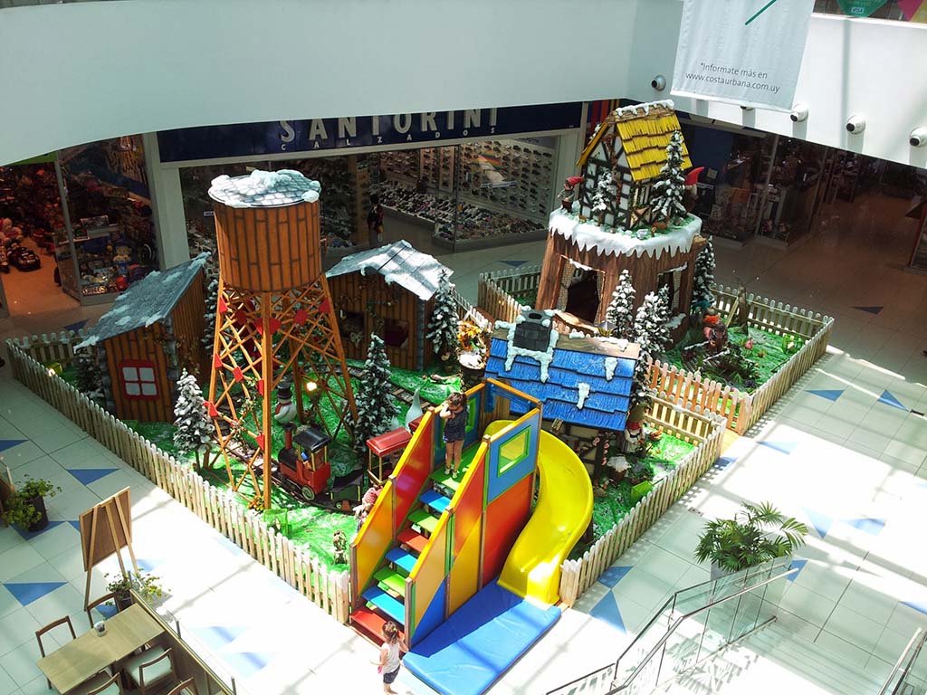 Weihnachtsdekoration im Shoppingcenter "Costa Urbana"