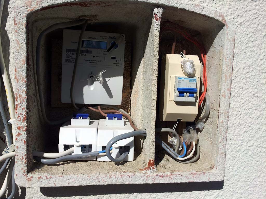 Kasten vor dem Haus mit Stromzähler (li-oben), 2 Sicherungen für Klimaanlagen (li unten) und der Hauptstromschalter für das Haus - auch ein 32A Sicherungsautomat