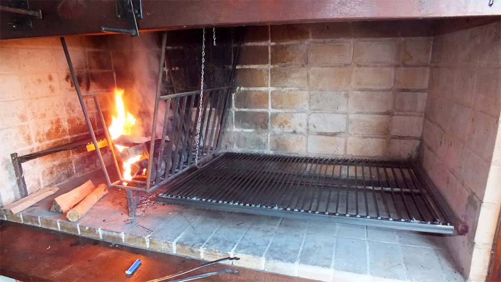 Uruguay Grill - Erst Feuer machen, dann Glut unter den Rost schieben