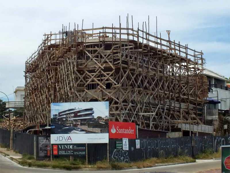 Gerüstbau in Montevideo in guter alter Handarbeit.