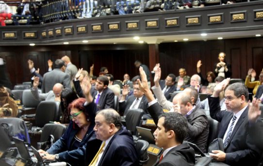 Venezuela: Parlament erklärt Präsident Maduro für „abwesend“, Kritik von Juristen