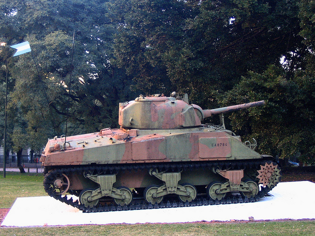 Alter Panzer als Denkmal in Buenos Aires, Argentinien. Nun sollen Milliarden in neue Waffen fließen – aus den USA