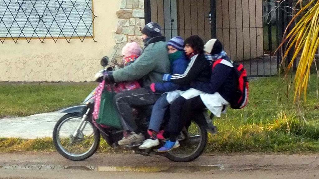 Schultransport vor unserem Haus.