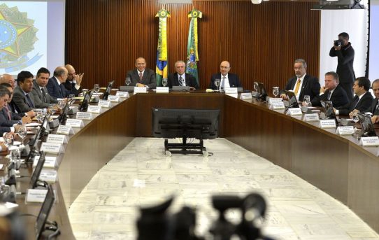 De-facto-Präsident Temer erzielt Punktsieg vor Gericht, Krise in Brasilien geht weiter