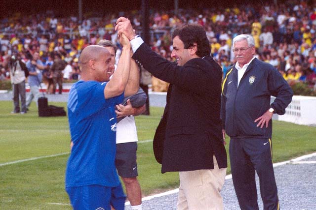Roberto Carlos (li.) mit dem Politiker Aécio Neves (re.), der inzwischen inmitten eines Korruptionsskandals steht