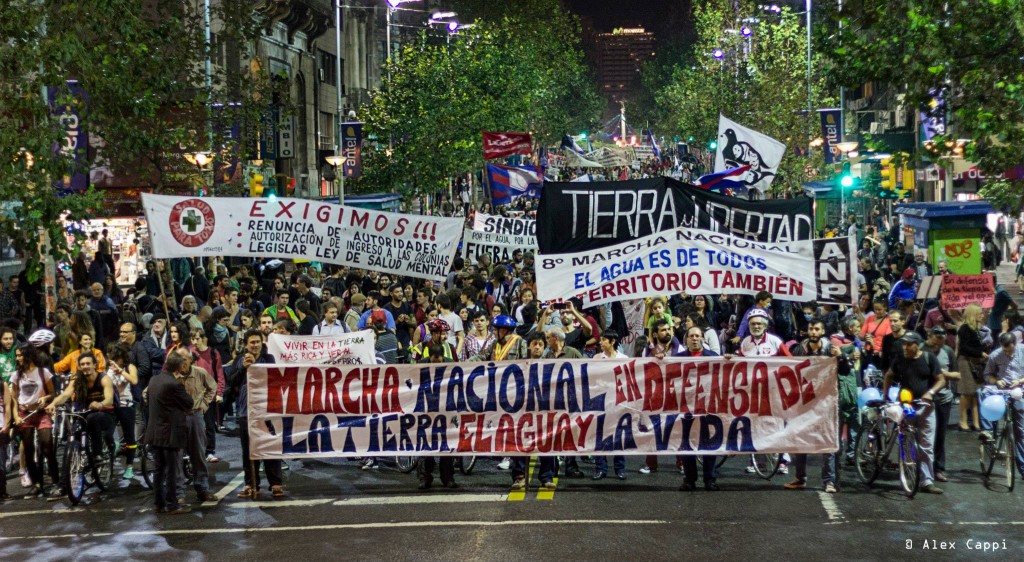 Protest gegen Privatisierung des Wassers beim "9. Marsch für das Leben" im Oktober in Montevideo 