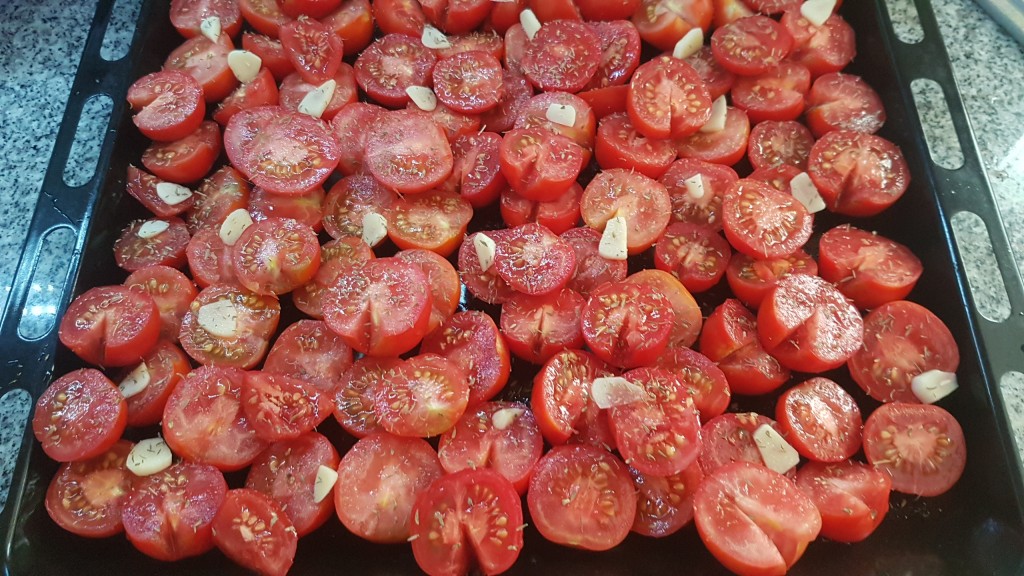 Tomaten, halbiert, Knoblauch in Scheiben, Öl, Salz, Pfeffer und Thymian. Bei 220°C für ca. 1 Stunde in den Backofen, passieren und fertig ist eine leckere Soße.