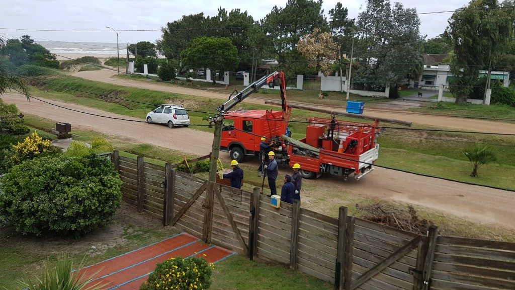 Austausch eines kaputten Pfosten durch den Stromversorger UTE, Haus Pinamar