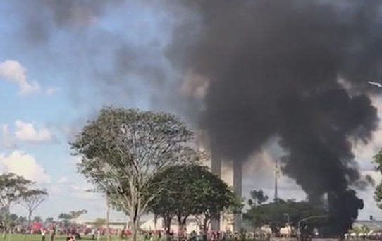 Eskalation in Brasilien: Demonstranten stecken Ministerien in Brand