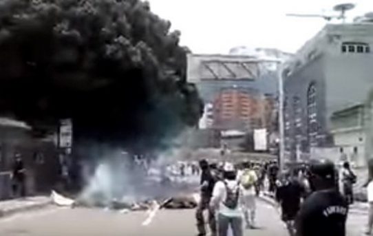 Proteste in Venezuela: Panzerwagen überrollt Demonstranten