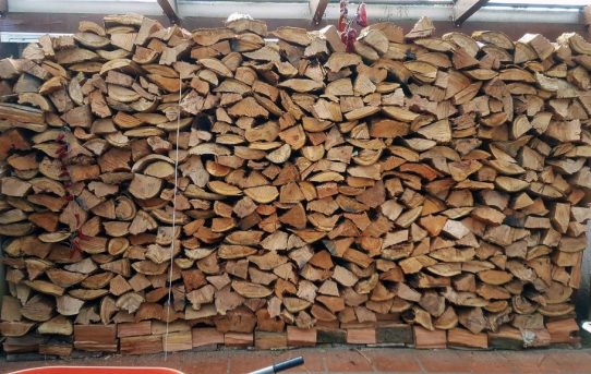 Neue Ladung Brennholz